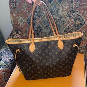 Louis Vuitton Authentic Neverfull Monogram bag MM